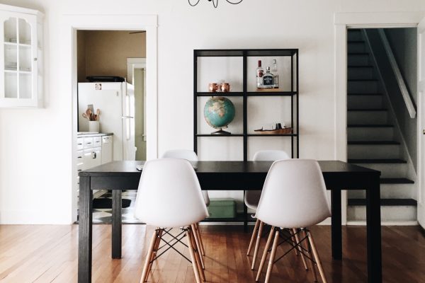 Habiller un meuble de salle à manger.