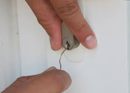 Quelques astuces a utiliser pour ouvrir une ancienne serrure de porte sans cles